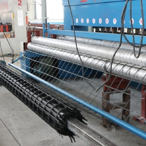 Steel plastic geogrid